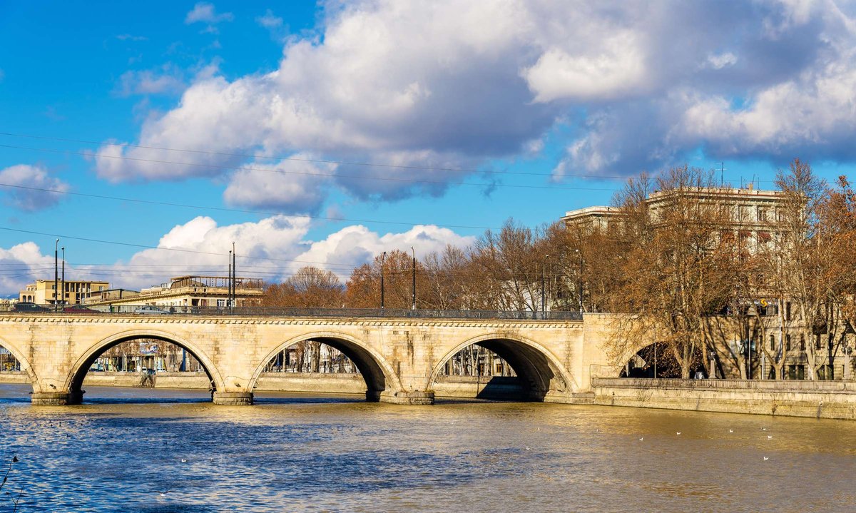 dry-bridge-tbilisi