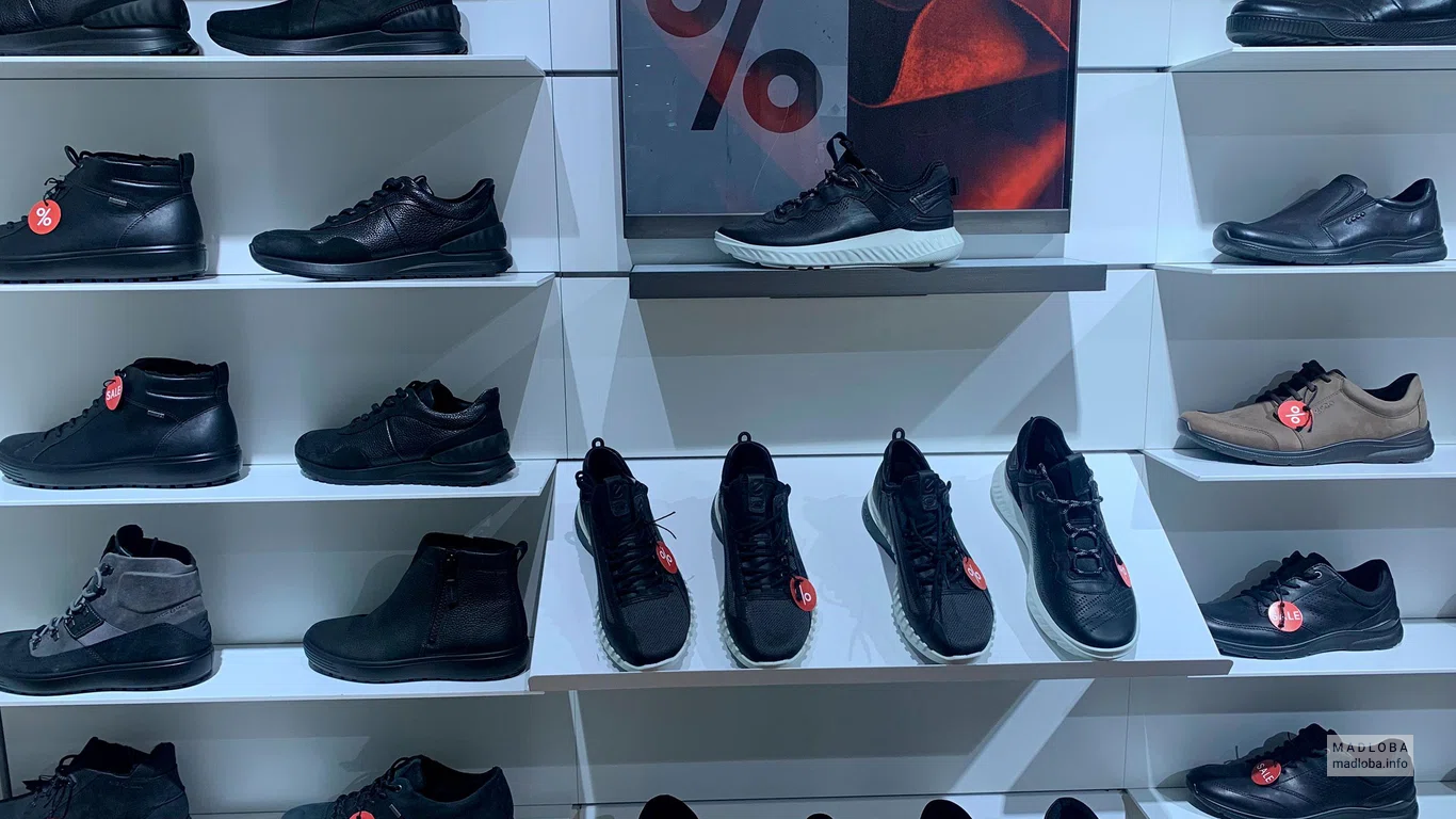 Мужские кроссовки в магазине обуви Экко