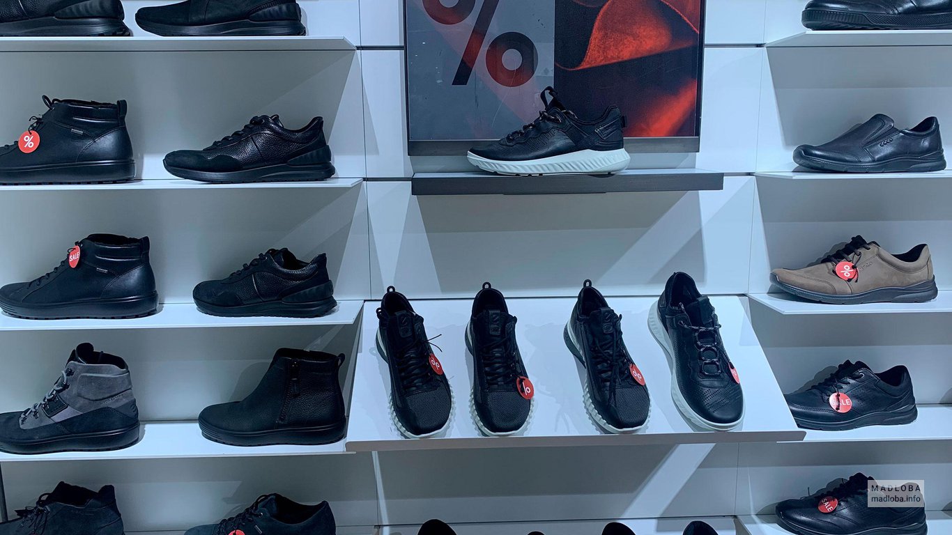 Мужские кроссовки в магазине обуви Экко