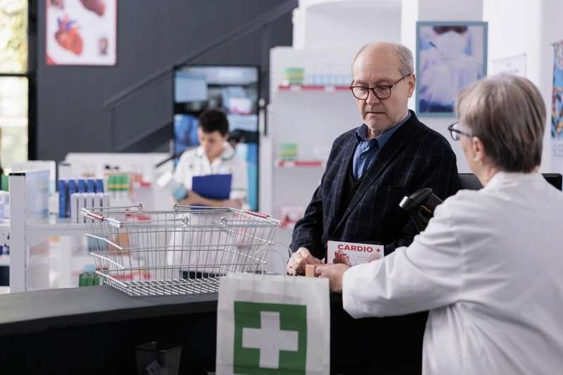 elderly-buyer-purchasing-heart-supplement-an.max-800x600