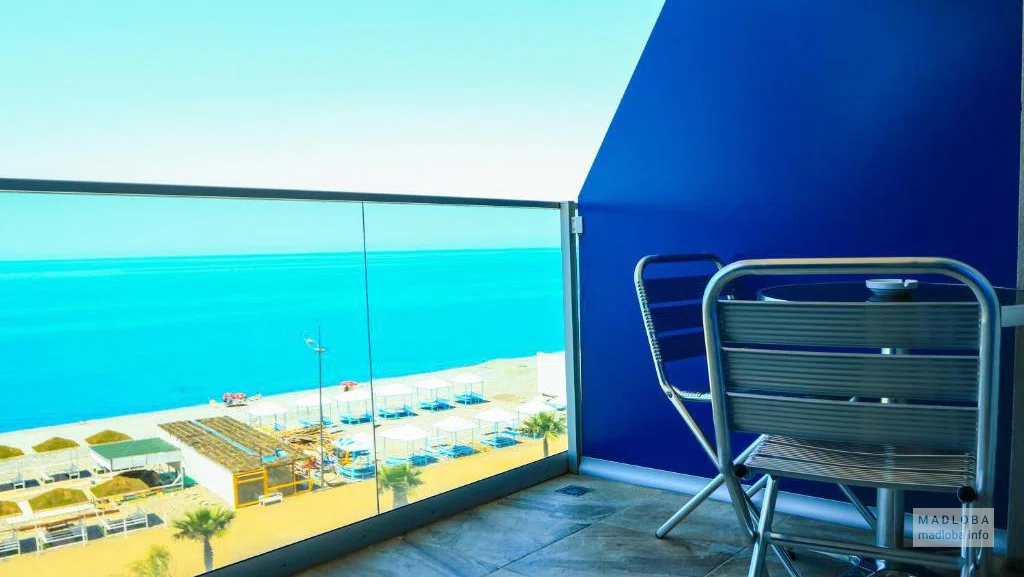 Балкон с видом на море в отеле