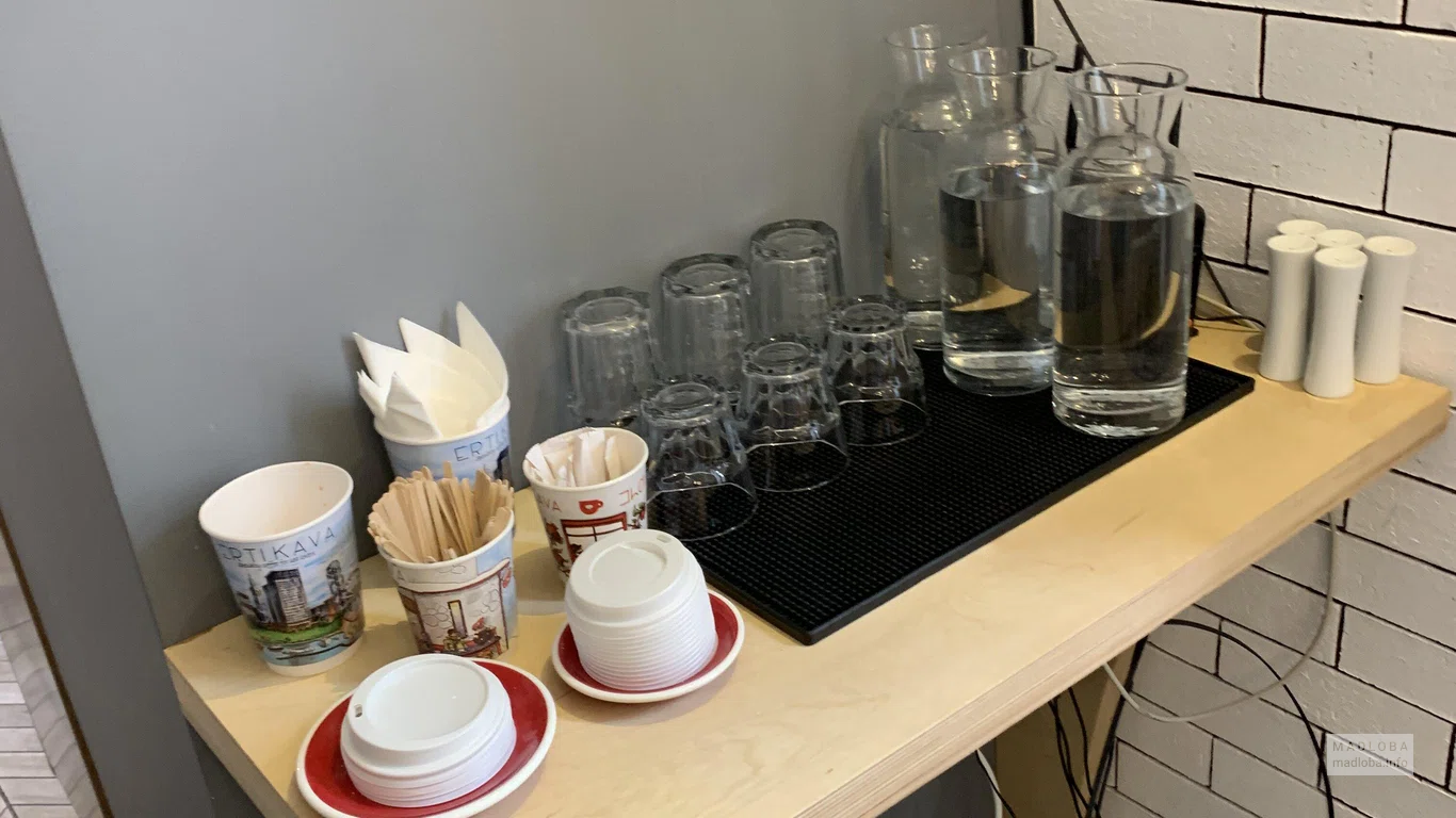 Столик для приготовления кофе в Cafe Erti Kava
