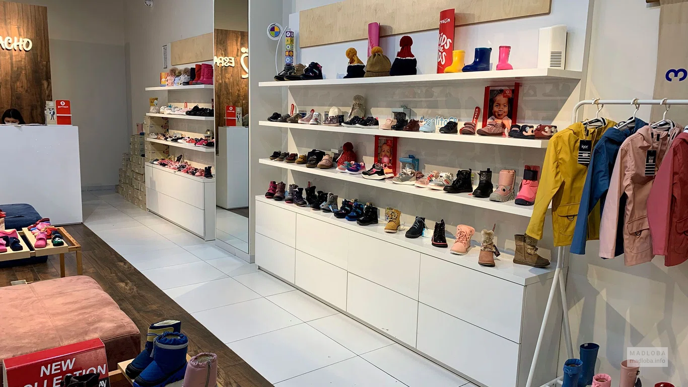 Полки с обувью в магазине Espacho