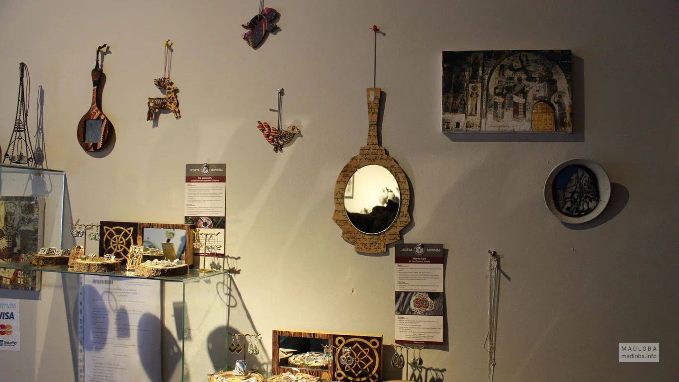 Зеркала и картины в сувенирном магазине Этнодизайн
