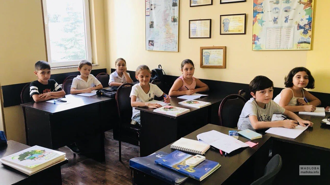 Дети в языковой школе ETI Holding