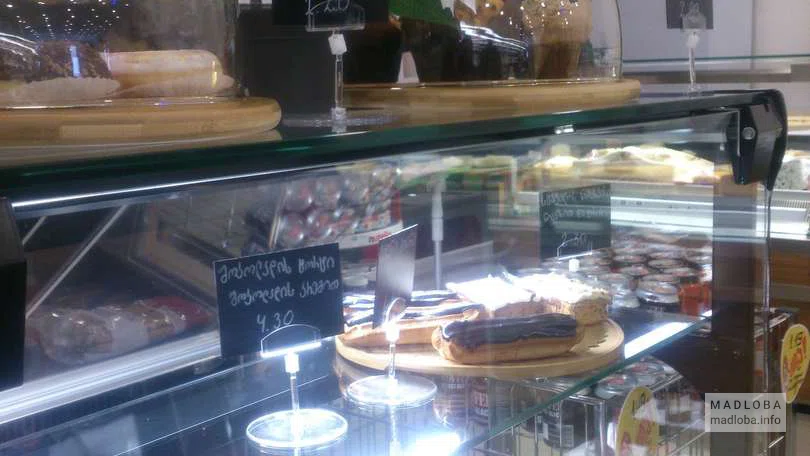 Пирожные в магазине "Европродукт"