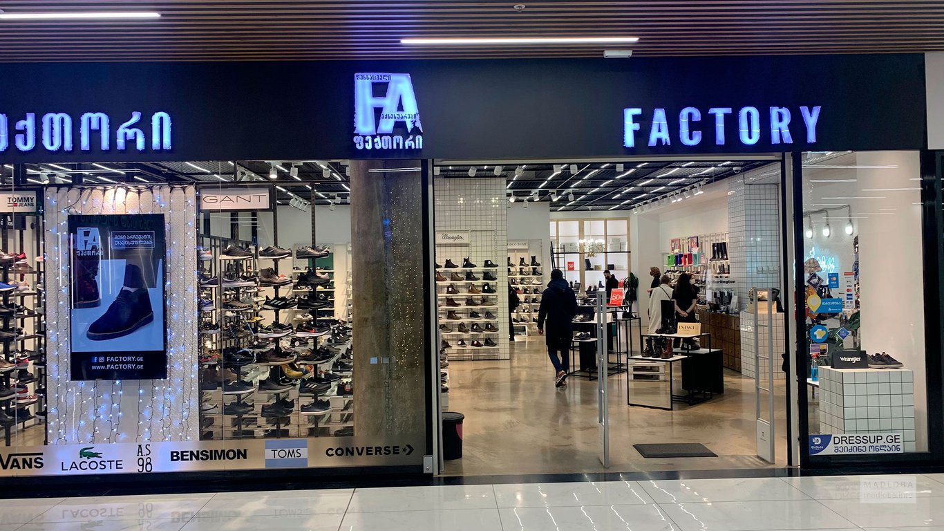 Вход в обувной магазин Фактори в Грузии