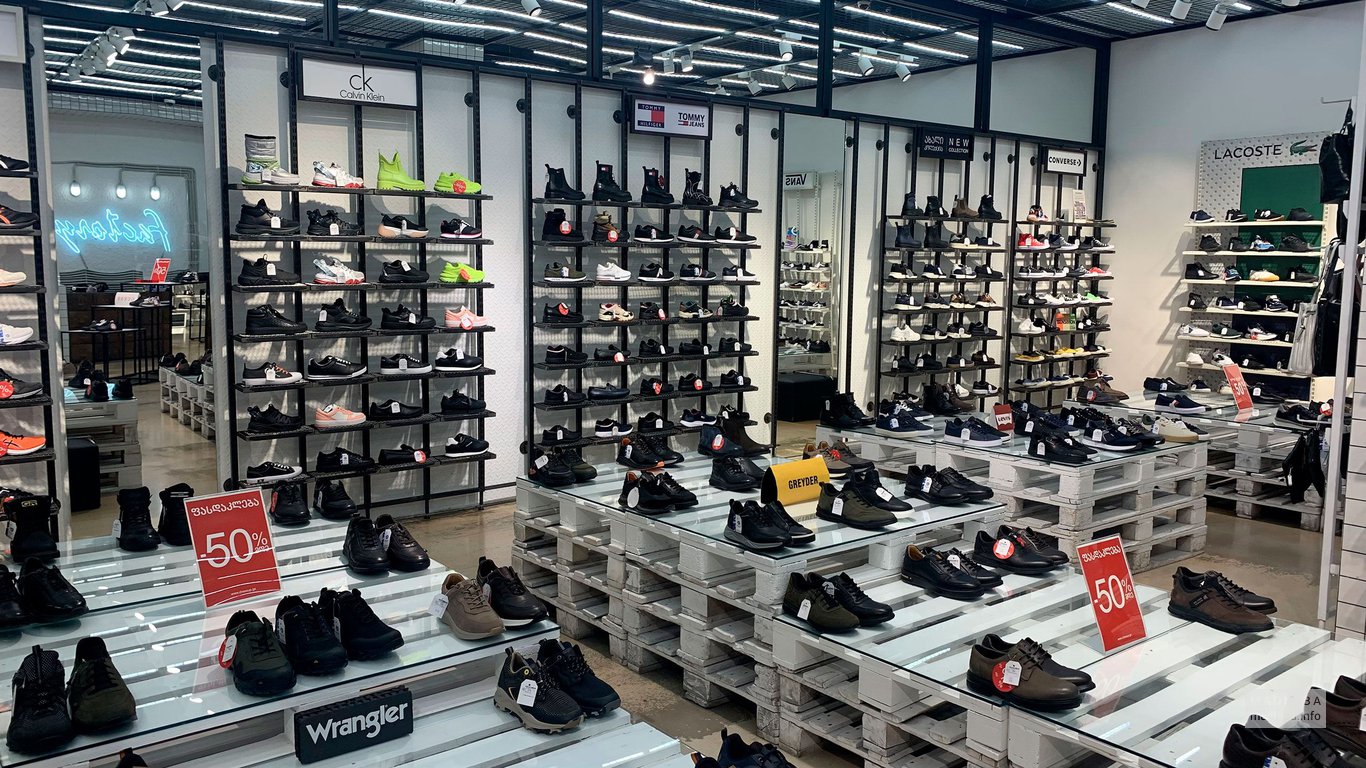 Мужские туфли в магазине обуви Фактори