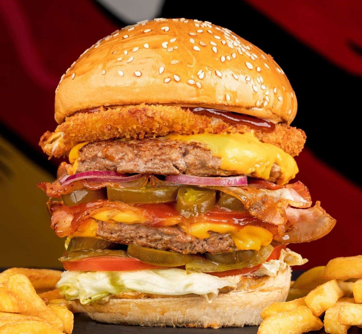 Большой бургер в ресторане Бургер хаб в Батуми