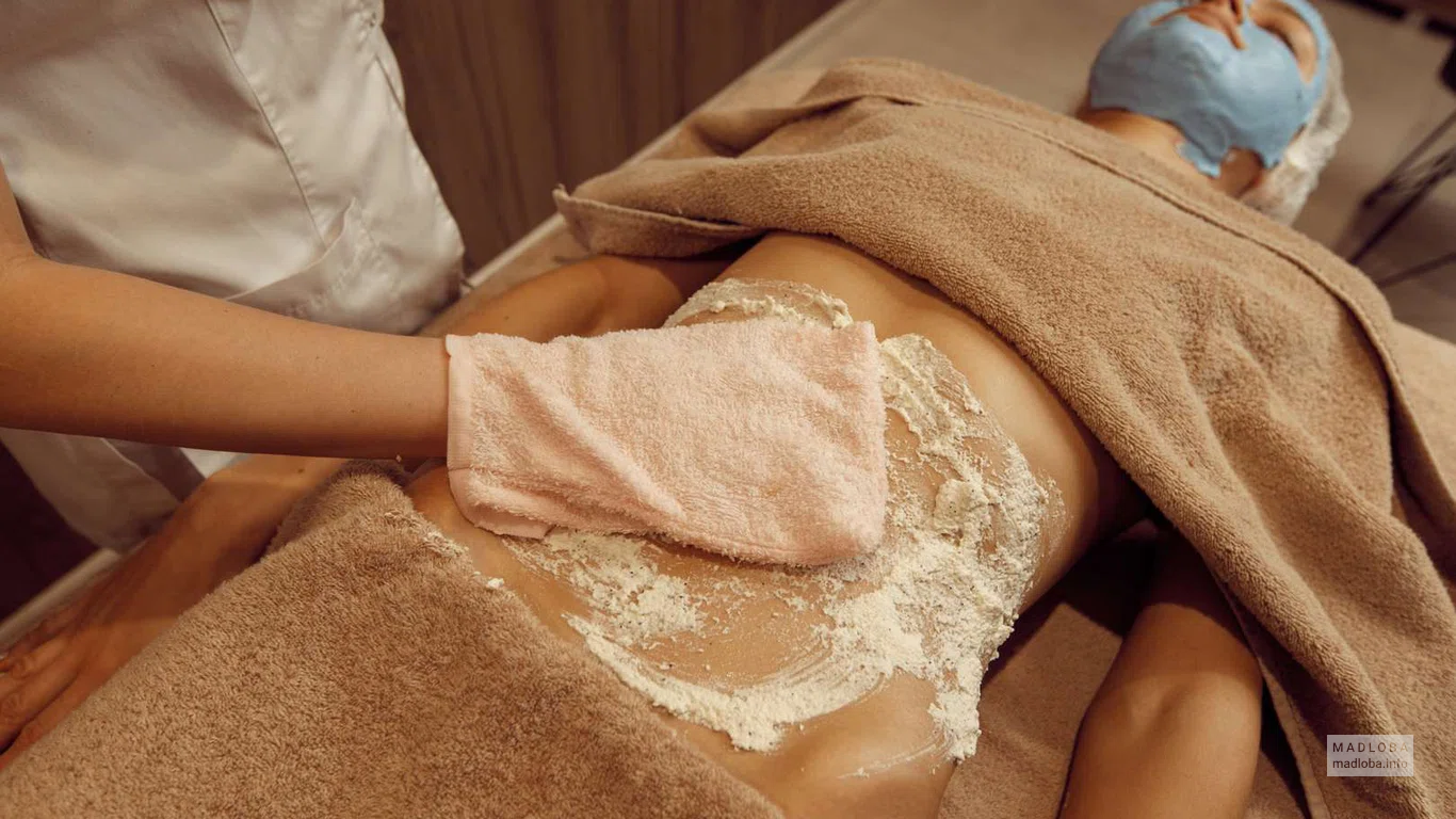 Body peeling (Hammam) : Deep cleansing and renewal of your skin, promising you silkiness and healthy shine.