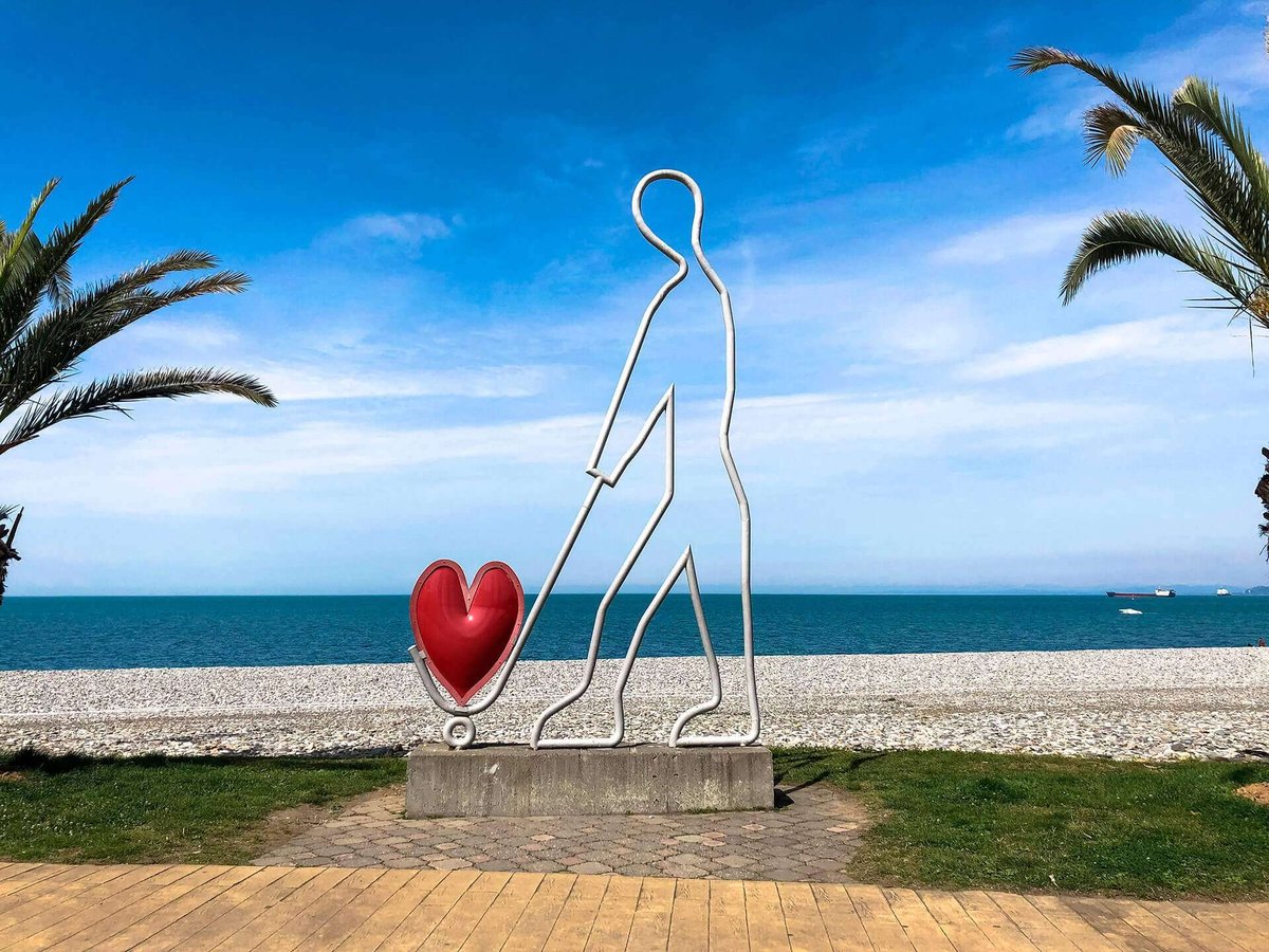 figure-red-heart-batumi-01