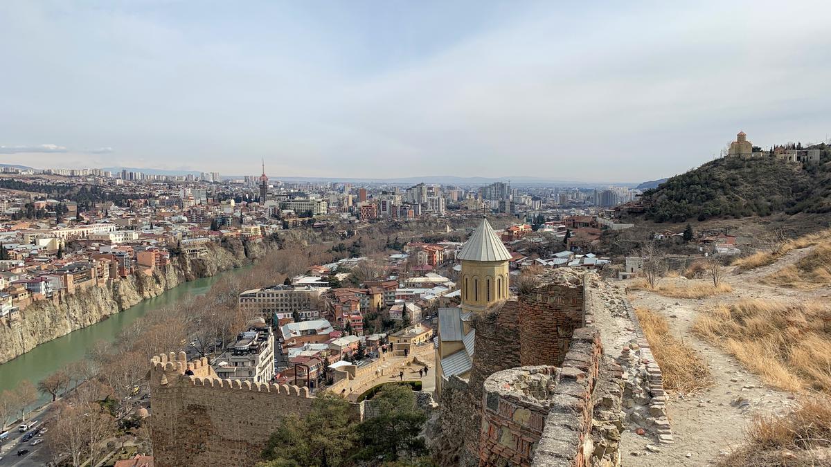 Вид с крепости Нарикала на церковь и Тбилиси