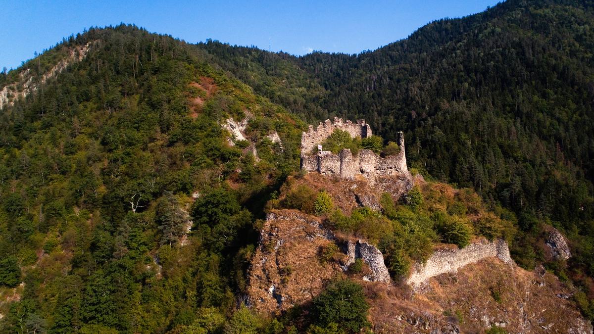 Руины древней крепости в горах