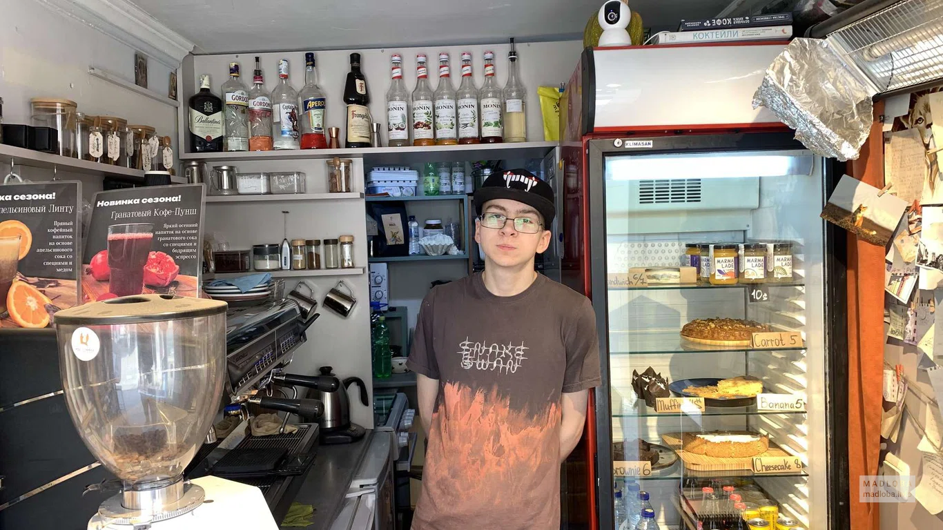 Бариста в кофейне fox coffee