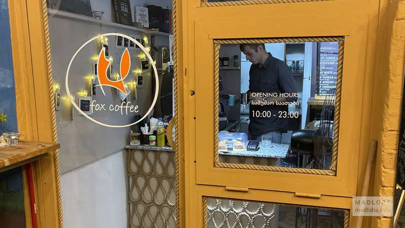 Дверь в кофейню fox coffee