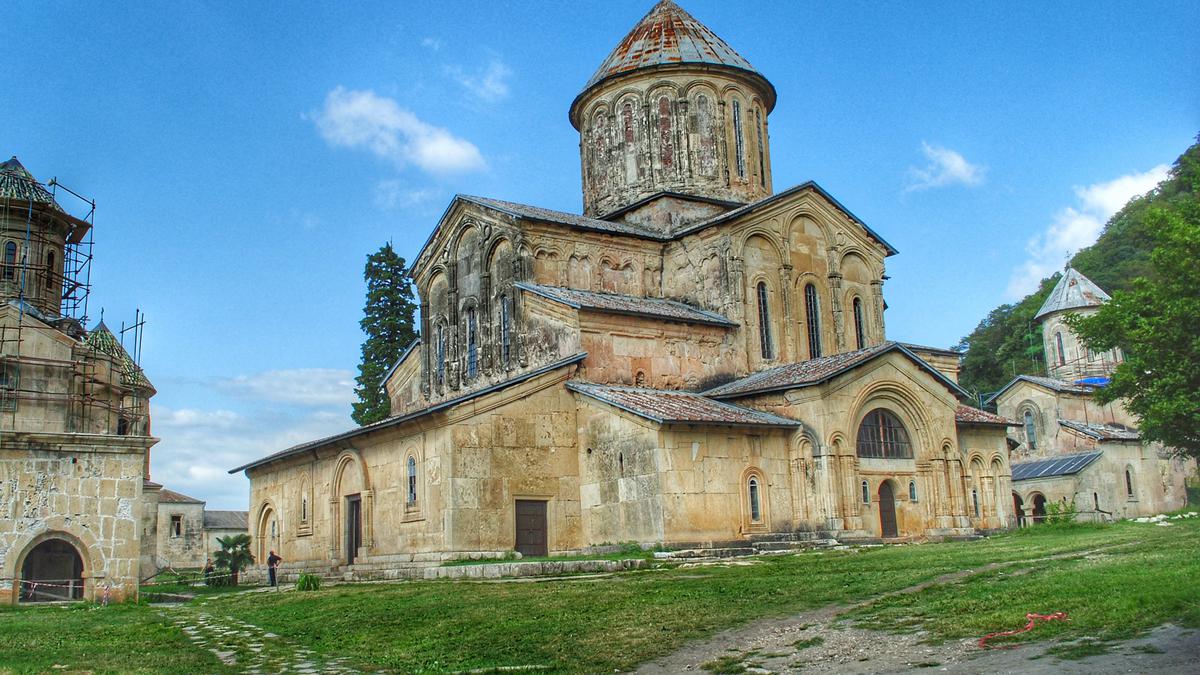 Внешний вид Гелатского монастыря в Кутаиси