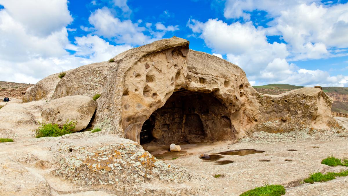 Пещера в древнем городе Уплисцихе