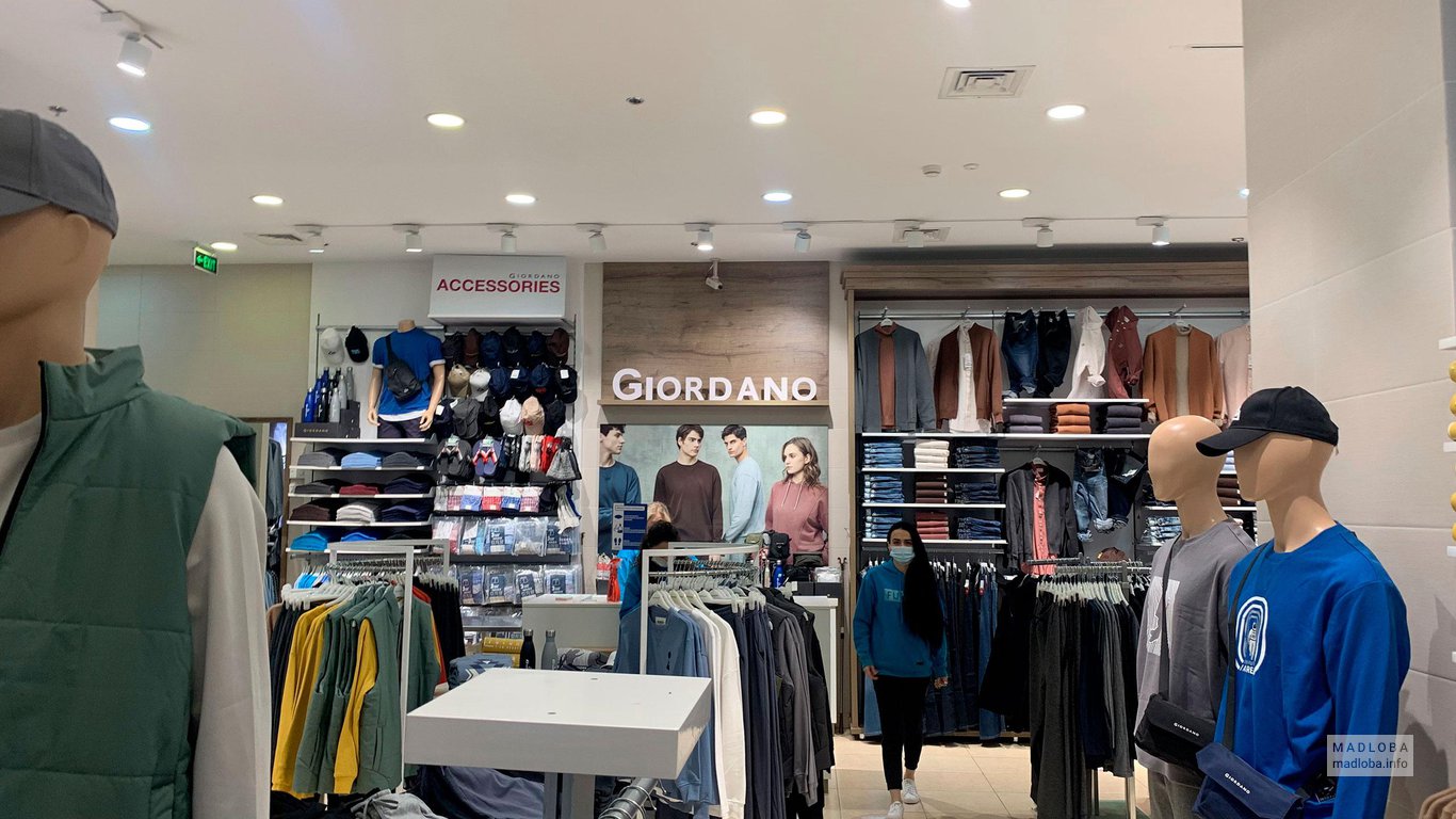 Аксессуары в магазине одежды Giordano