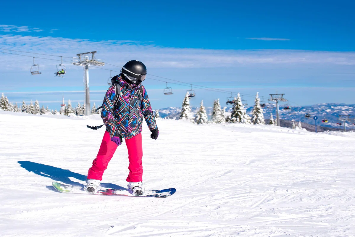 girl-learning-snowboard-mountain.jpg