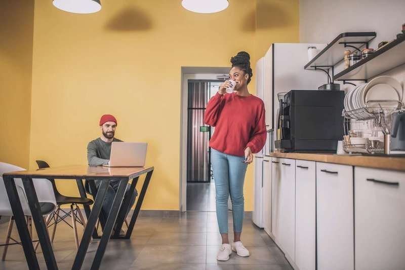 girl-with-coffee-and-guy-in-at-laptop.max-800x600