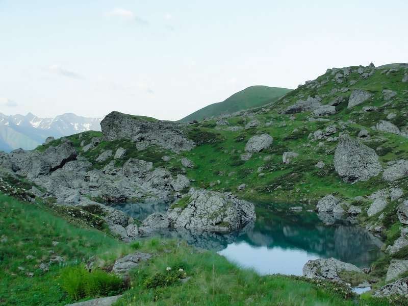 Roshka boulders and Lake Lurji