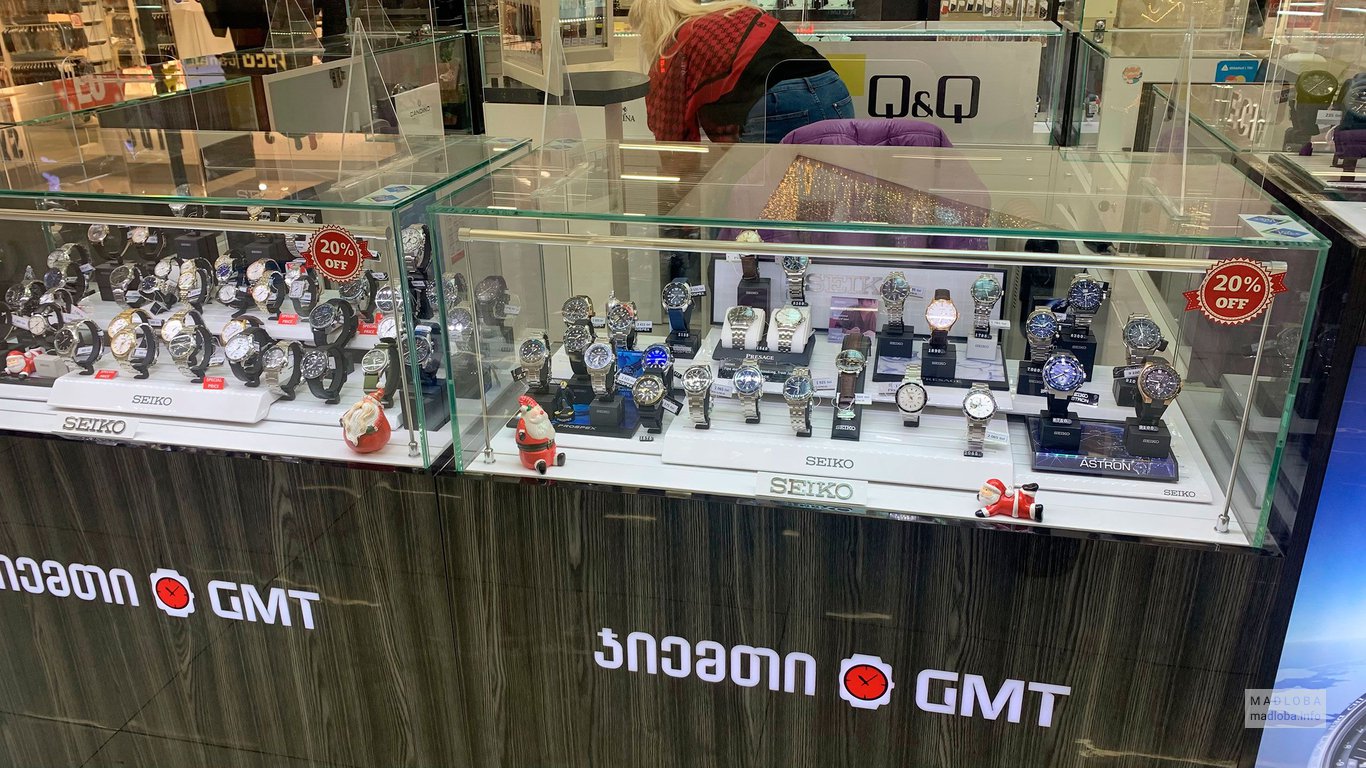 Витрина магазина часов GMT в Тбилиси