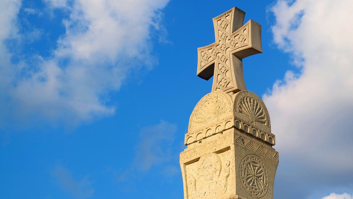 Грузинский крест на фоне голубого неба