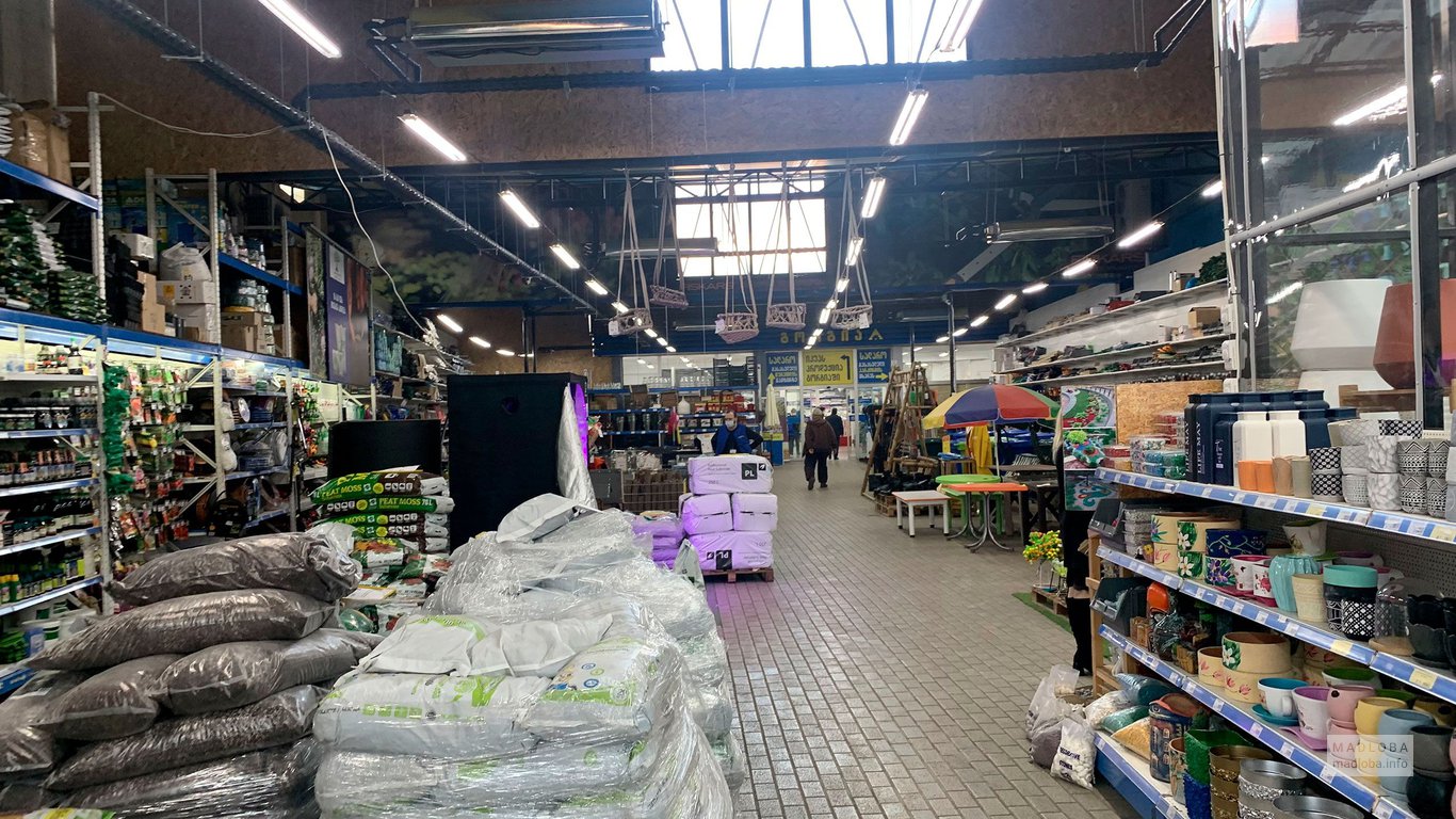 Торговый зал отдела садовых товаров в гипермаркете Gorgia