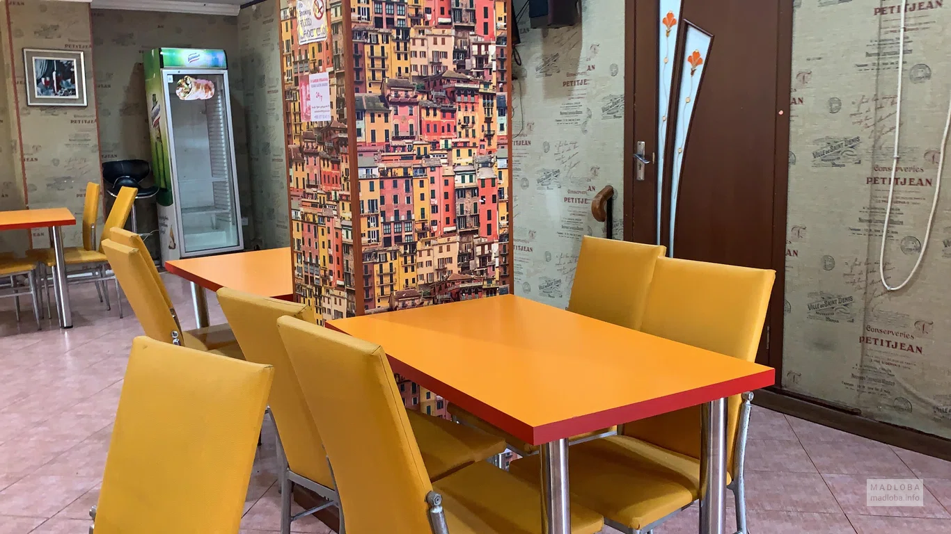 Столики в кафе Gorkis Shawarma