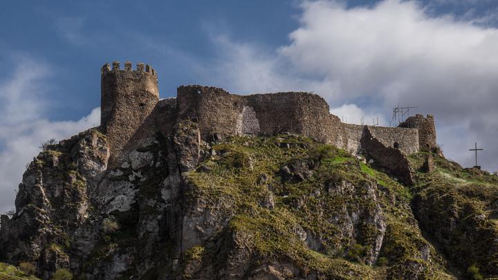 Atskuri. Atskurskaya fortress city along the cliff edge