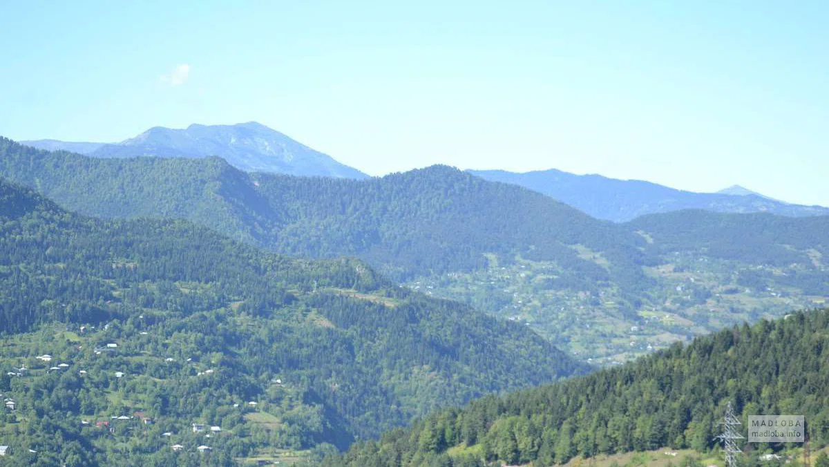 Обзорная площадка с видом на горы в Хуло