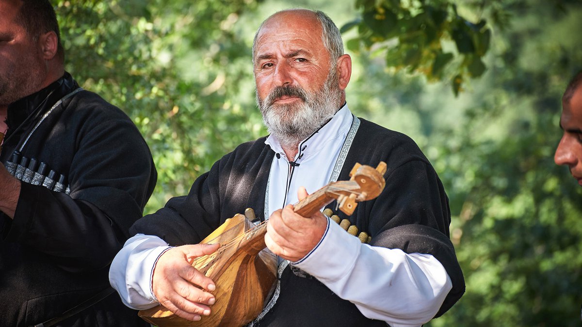 Мужчина в грузинском национальном костюме
