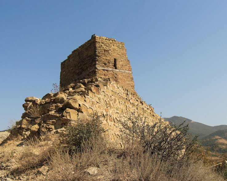 Стены крепости Бебрисцихе в Тбилиси