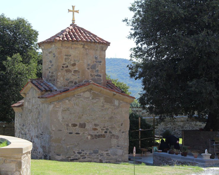 Задний фасад малой церкви Святой Нины в Грузии