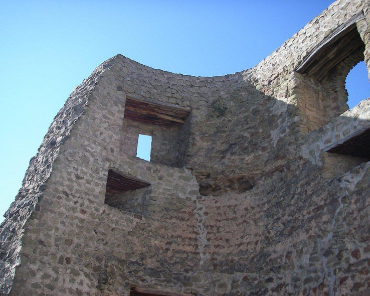 Сохранившаяся стена крепости Бебрисцихе