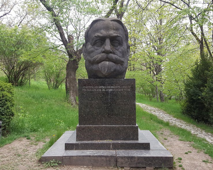 Памятник грузинскому поэту Илье Чавчавадзе в Тбилиси