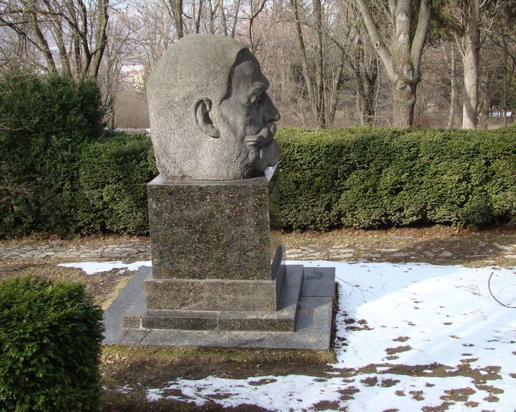 Памятник поэту в парке музея Ильи Чавчавадзе в Сагурамо