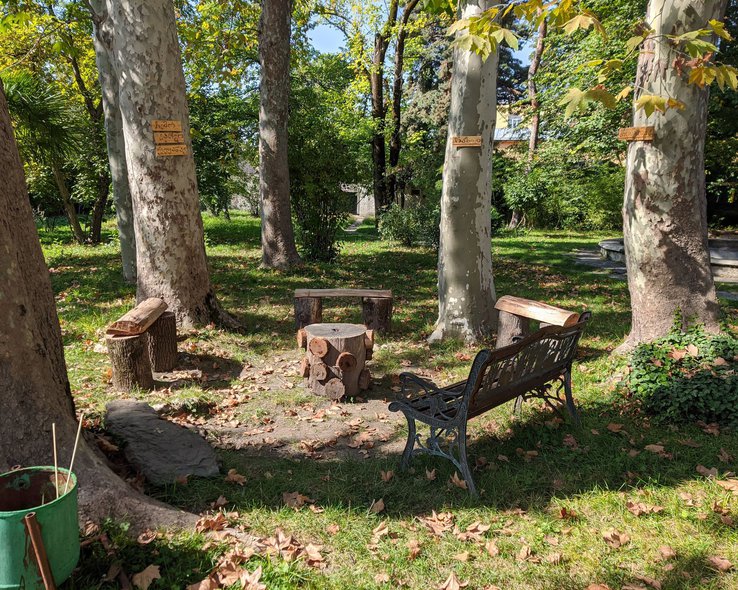 Место для отдыха в саду музея Чавчавадзе в Кварели