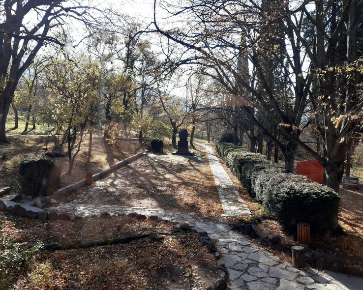 Аллея в парке Ильи Чавчавадзе в Сагурамо