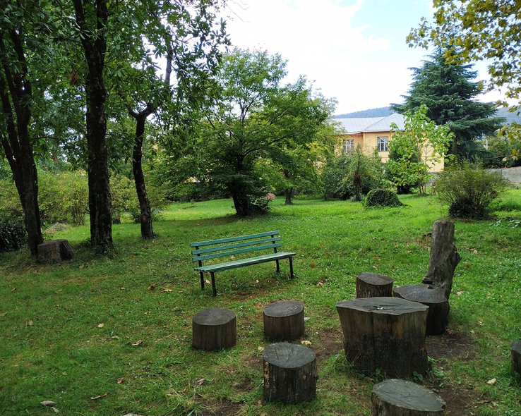 Место для отдыха в саду музея Чавчавадзе в Грузии