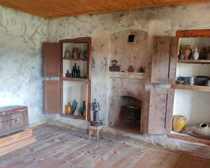 Экспонаты дома художника Пиросмани в Мирзаани