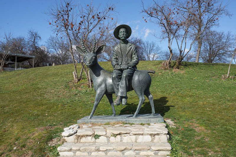 Памятник Нино Пиросманишвили в Грузии