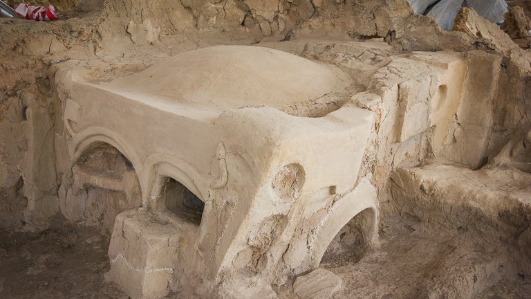 A royal tomb of the XVI century was found in Kakheti .
