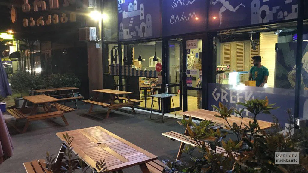 Столики на улице в кафе Греческая точка