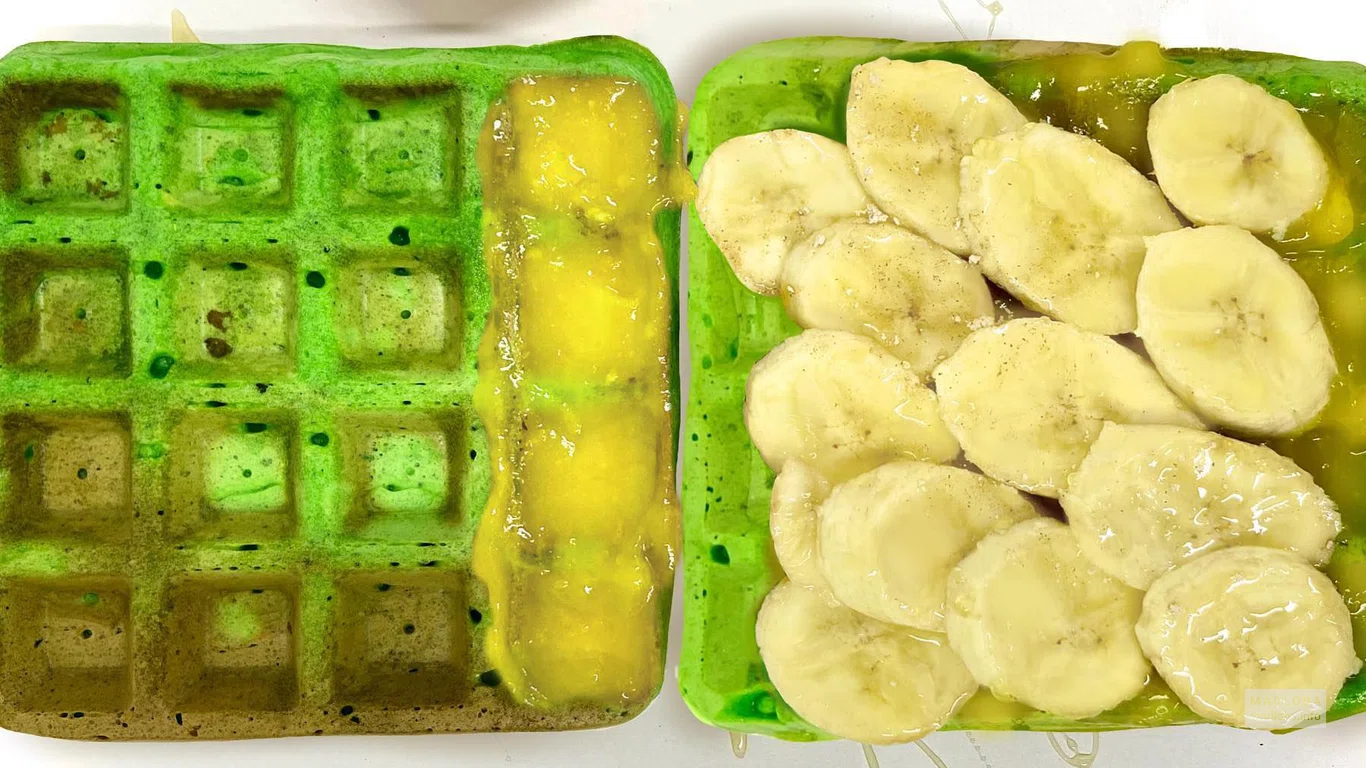 Вафли с бананом в кофейне Green waffle