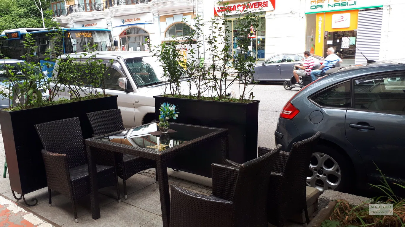 Столы на улице ресторана "Гриль-кафе Батуми"