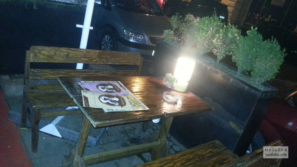 Столы на террасе ресторана "Гриль-кафе Батуми"