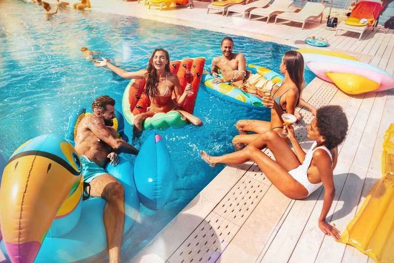 group-of-friends-in-swimsuit-enjoy-in-a-swim.max-800x600