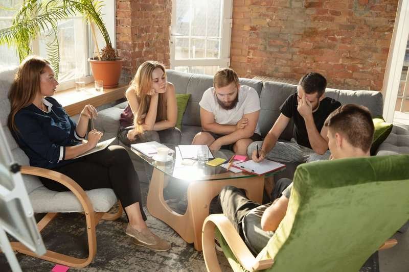 group-of-office-workers-meeting-to-discuss.max-800x600