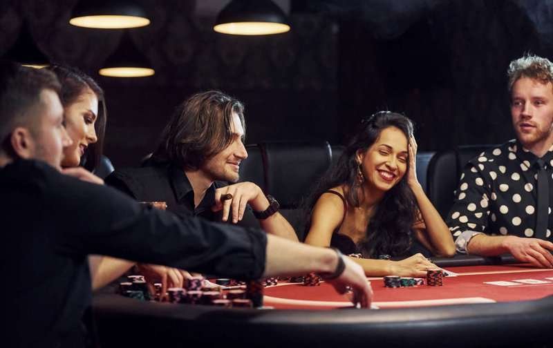 group-young-people-playing-in-casino.max-800x600